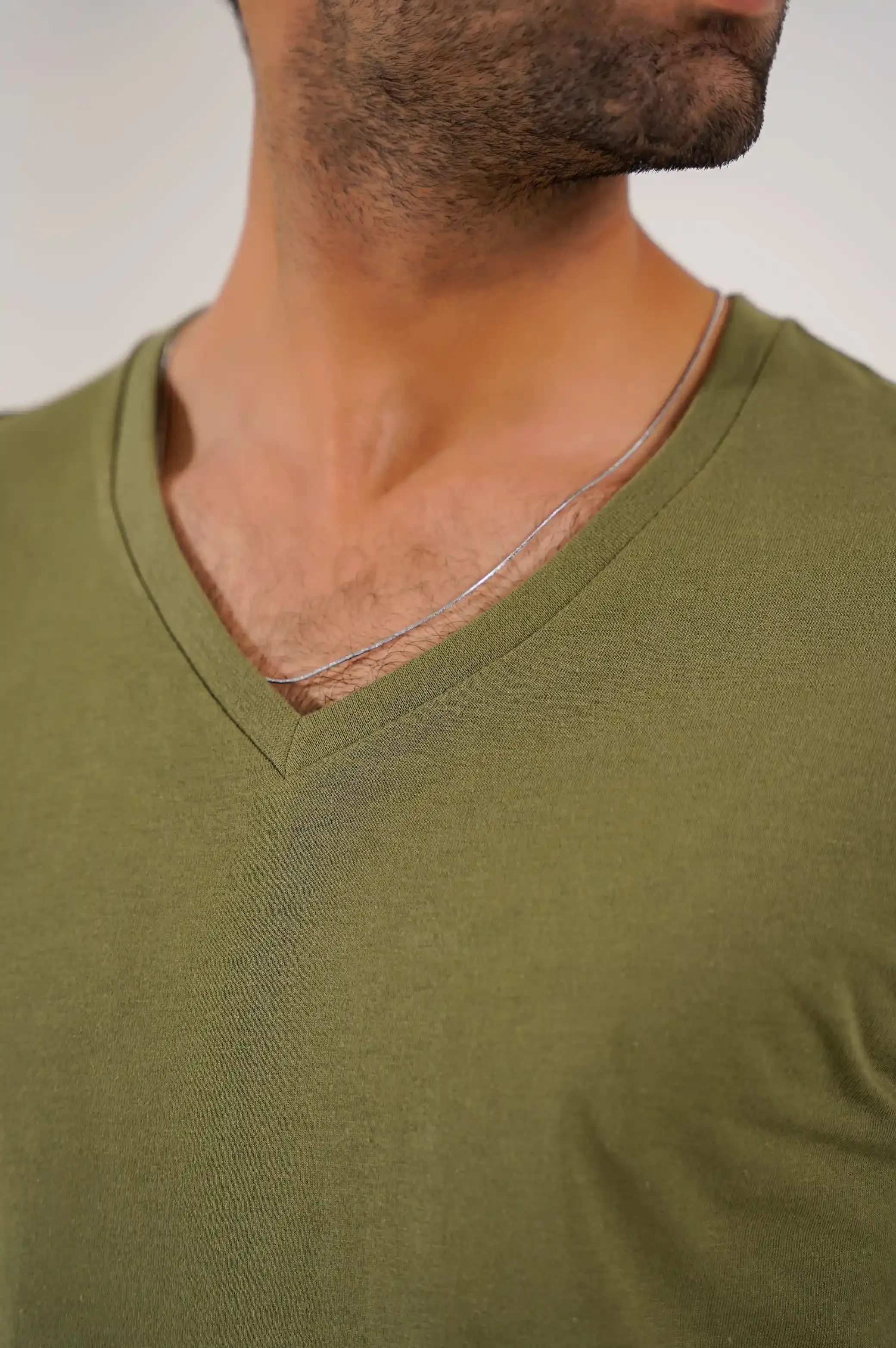 BASIC V NECK T-SHIRT