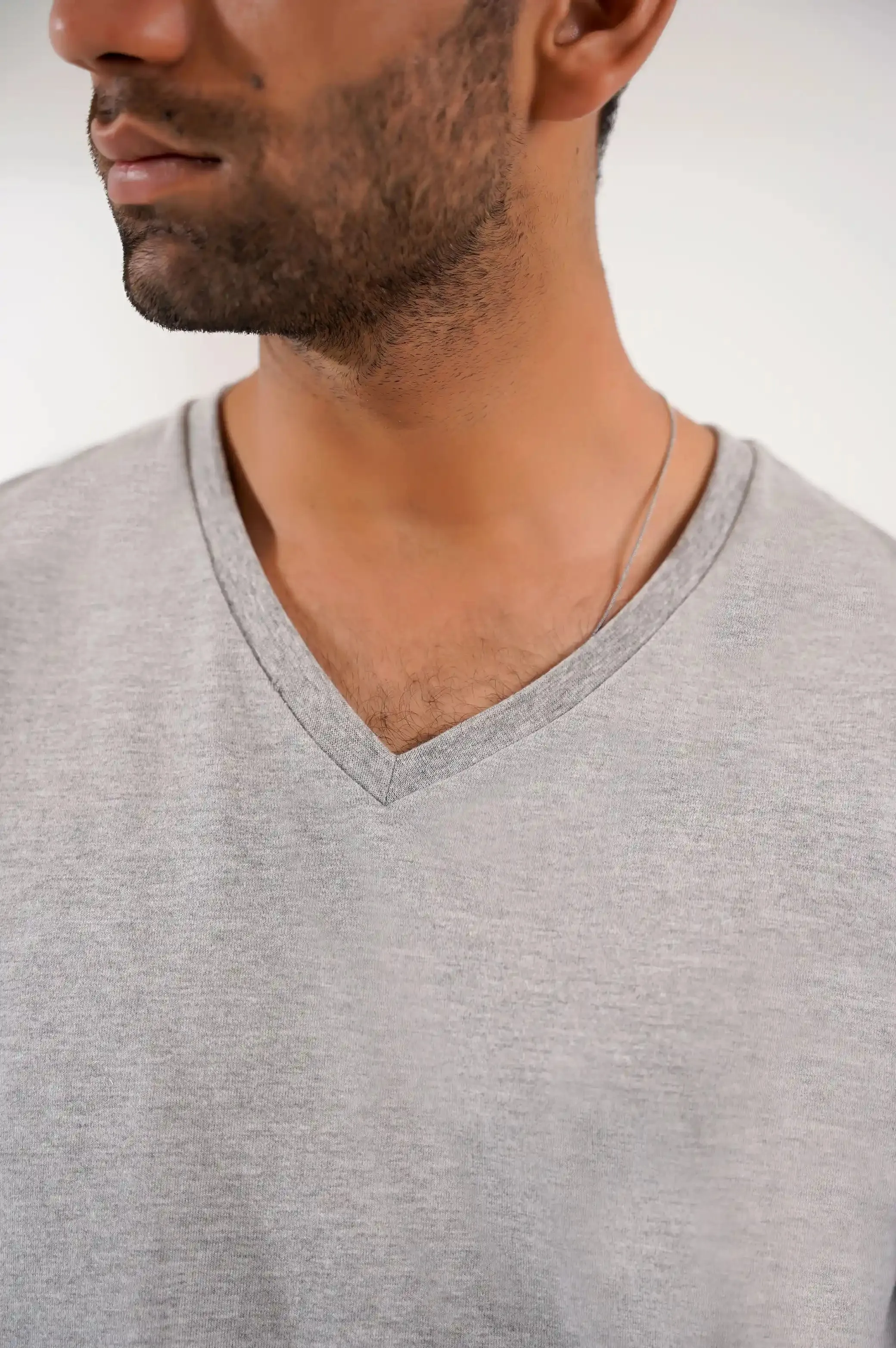 BASIC V NECK T-SHIRT