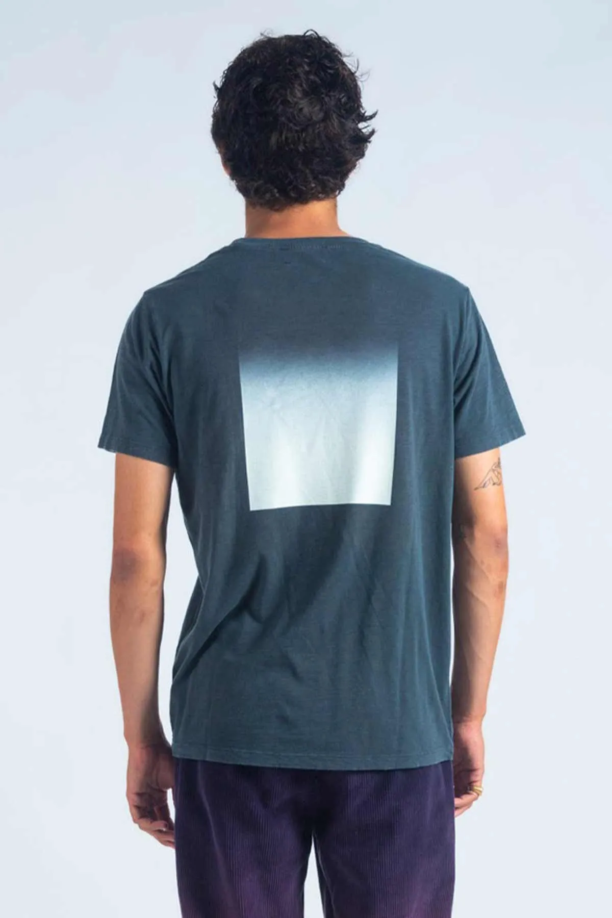 T-SHIRT GRAPHIC GRADIENT CHARCOAL & OFF-WHITE