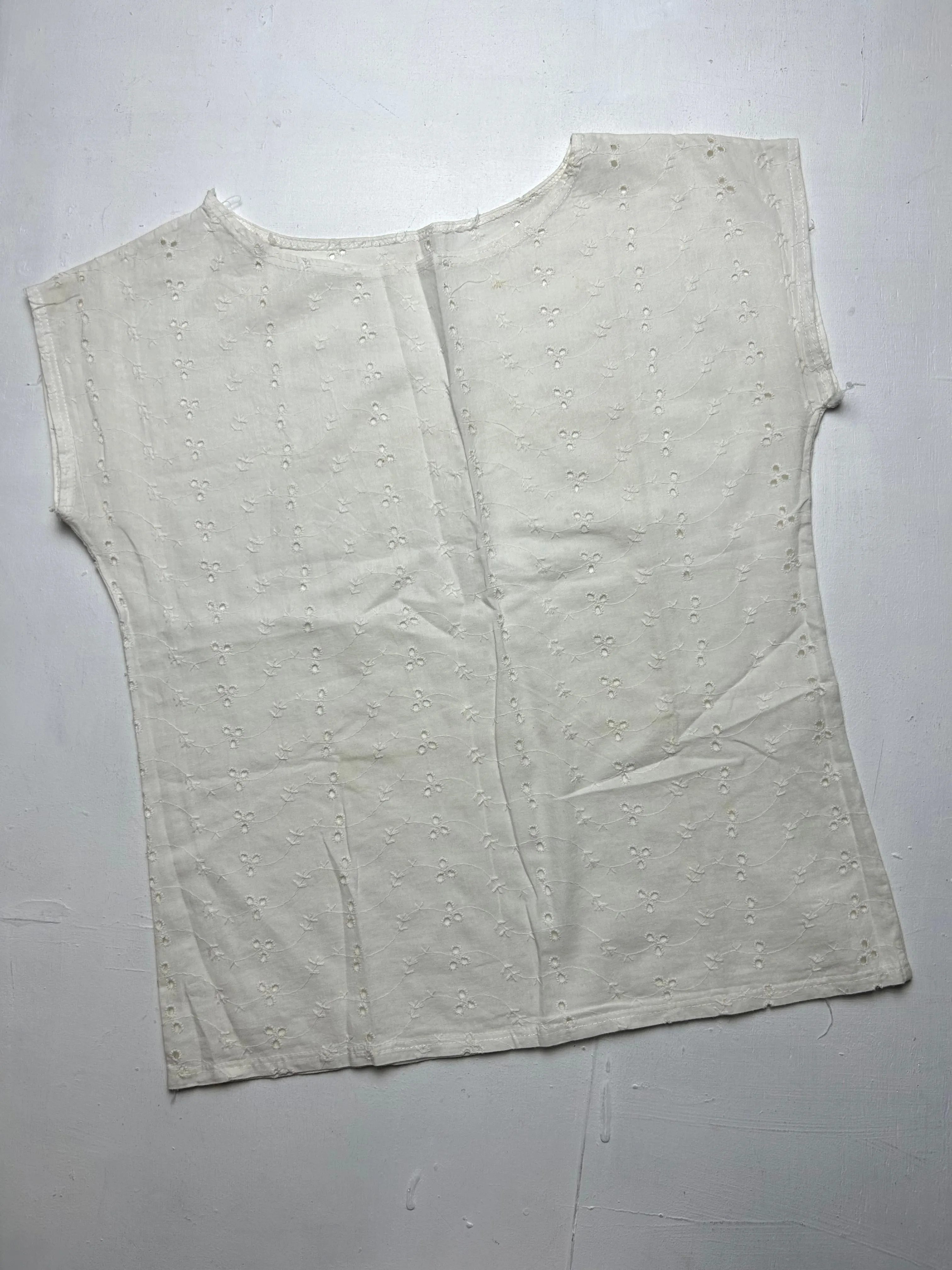 White embroidered coquette vintage tee 90s y2k vintage (S/M)